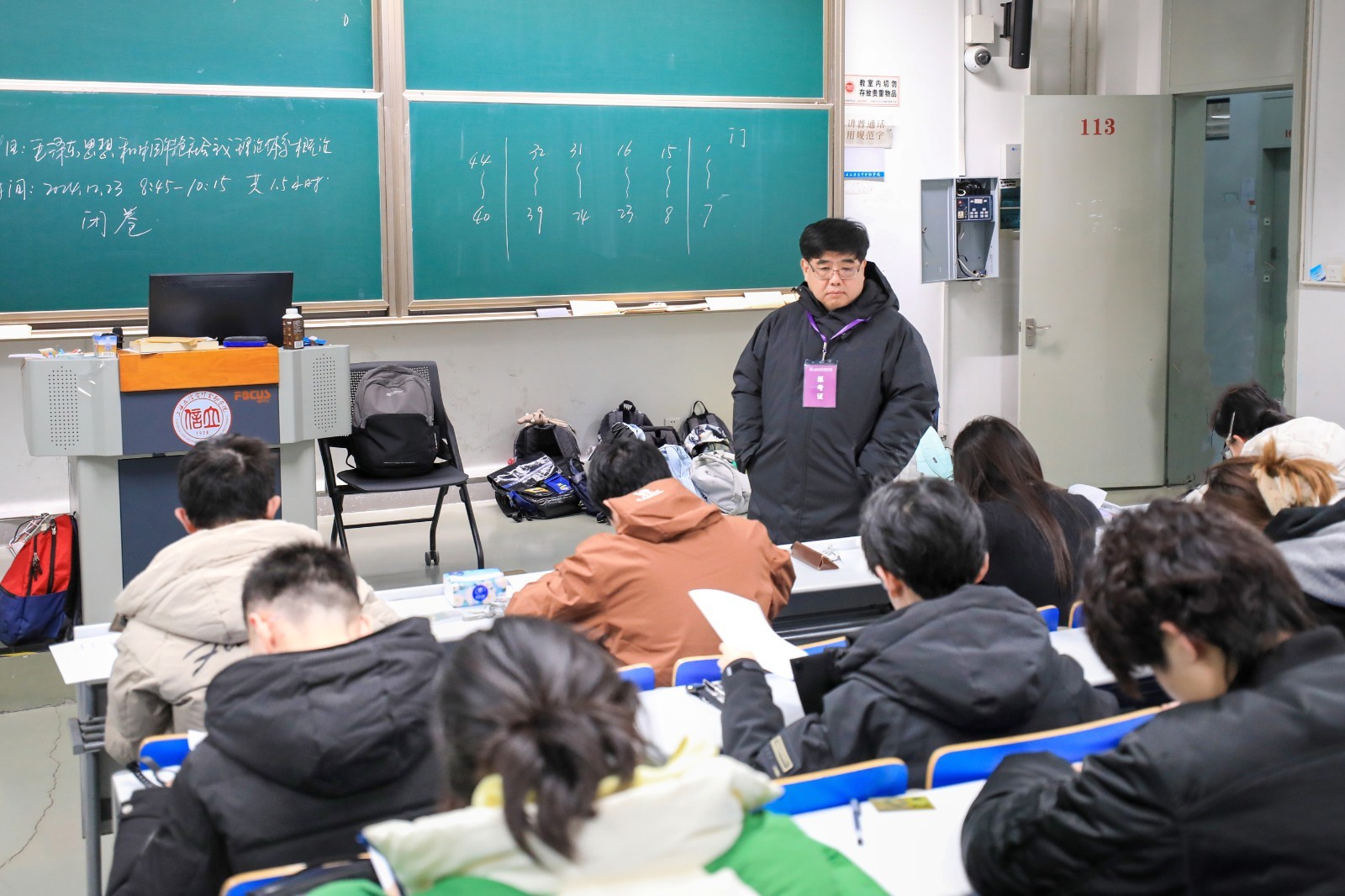 校领导深入期末考试现场巡考